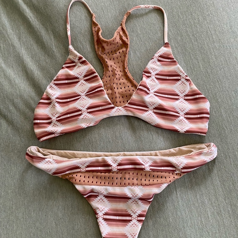 Acacia Jaws Top. Pavils Bottom